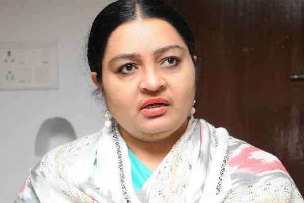 'ராமதாஸ் எலி, நான் புலி!' - சீண்டும் ஜெ.தீபா