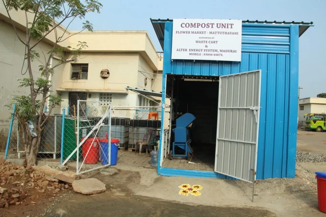மதுரை பூமாலை வணிக வளாகத்தில் மலர் கழிவுகளை உரமாக்கும் `வேஸ்ட் கார்ட்' திட்டம்!
