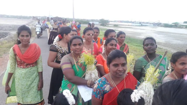 கிறிஸ்துமஸ் பண்டிகையில் முளைப்பாரி ஊர்வலம்! மத நல்லிணக்கத்தை வலியுறுத்திய தூத்துக்குடி பெண்கள்