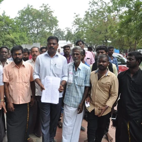 `ஜல்லிக்கட்டு போட்டியில் அனைத்து சமுதாயத்தையும் இணைக்க வேண்டும்' - மதுரை கலெக்டரிடம் மனு!