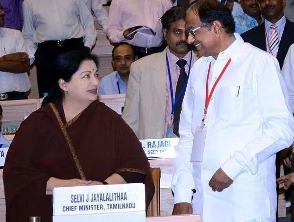 ஜெயலலிதா சென்றால் அதிரும் டெல்லி, முதல்வர் பன்னீர்செல்வத்தை எப்படி எதிர்கொண்டது?