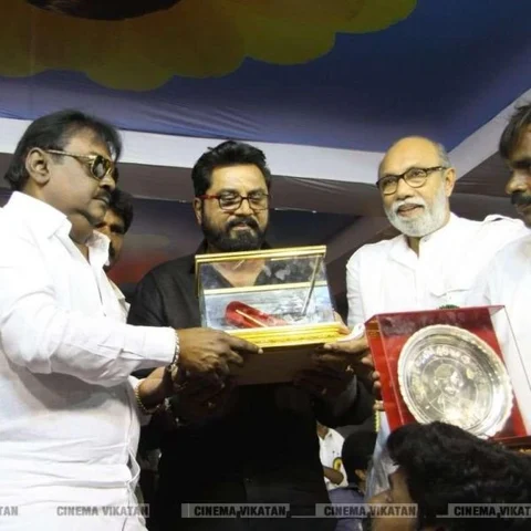 தங்கப்பேனா... மகனின் டாட்டூ... திரைப் பிரபலங்களின் வாழ்த்து..! - விழாவில் நெகிழ்ந்த விஜயகாந்த்! #40YearsOfVijayakanth