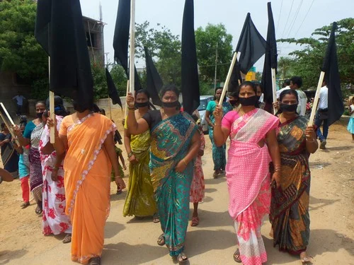 போலீசை கண்டதும் தெறித்து ஓடிய பா.ம.க மகளிர் அணி