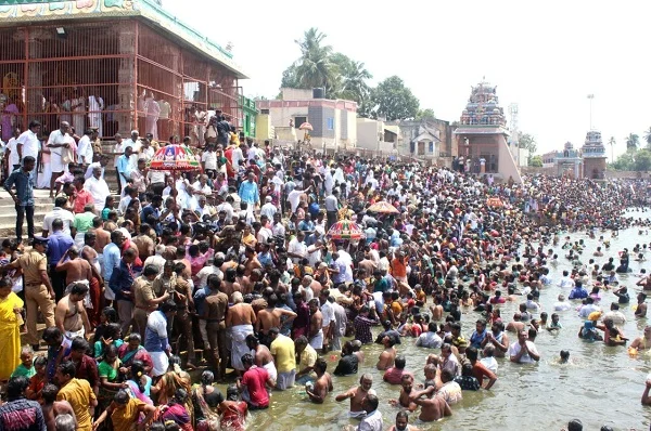 கும்பகோணத்தில் மாசி மக விழா!- புனித நீராடி, திதி கொடுத்த பக்தர்கள்