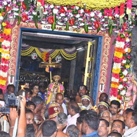 ரத்தின அங்கி உடையில் காட்சியளித்த நம்பெருமாள்.... ஶ்ரீரங்கம் சொர்க்கவாசல் திறப்பு
