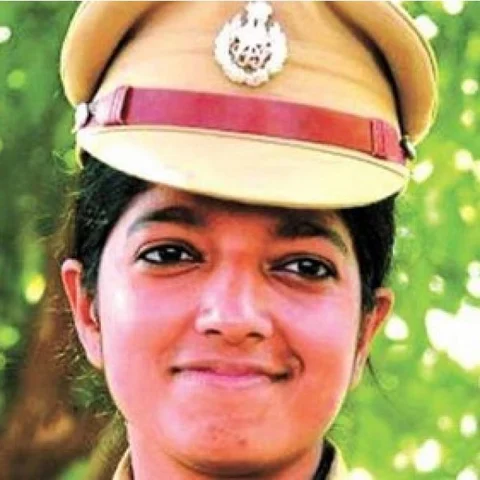 மார்க்சிஸ்ட் அலுவலகத்தில் நள்ளிரவு 'ரெய்டு'! - தைரிய போலீஸை டிரான்ஸ்ஃபர் செய்த பினராயி
