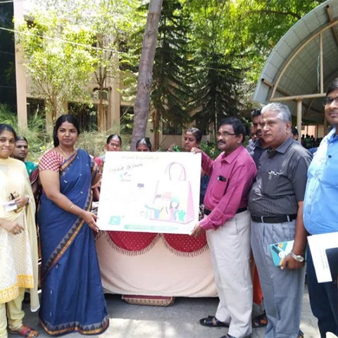 துணிப்பைகளுடன் செல்ஃபி எடுத்து ஃபேக்ஸ்புக்கில் போட்டால் பரிசு! நெல்லை கலெக்டர் அறிவிப்பு