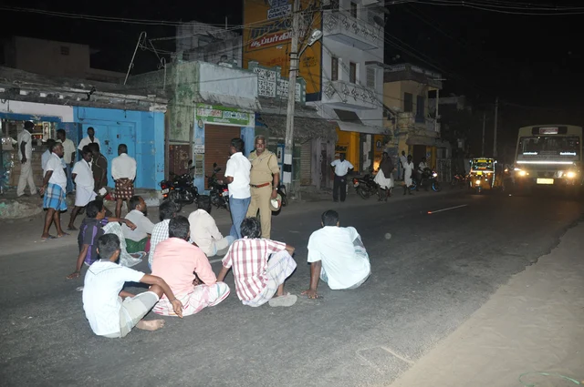 மூடிய டாஸ்மாக் மீண்டும் திறப்பு: சர்வ கட்சியினர் ஆர்ப்பாட்டம்!