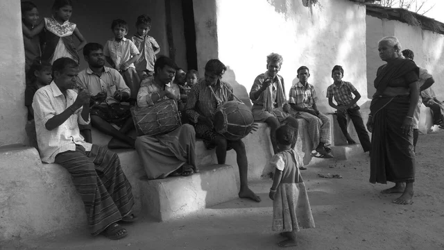 "அறுபது வயதில் தாலி கட்டிய மூப்பர்..சாதிமறுப்பு.. இசைதான் வாழ்வு!"- பாலமலை இருளர்களின் வாழ்வியல் #SpotVisit