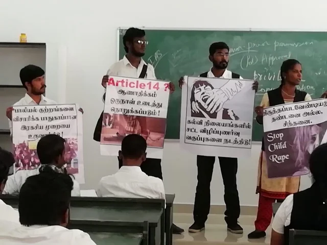 பொள்ளாச்சி பாலியல் வன்கொடுமையை எதிர்த்து சட்டக்கல்லூரி மாணவர்கள் பேரணி!