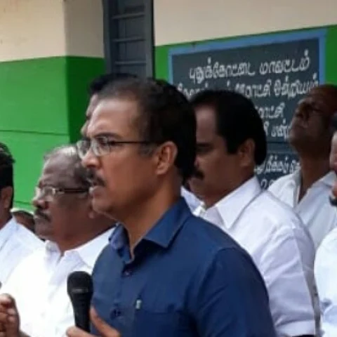 ’துவண்டு கிடந்தவர்களைத் திசை மாற்றிய ஐஏஎஸ் அதிகாரி’ - நெகிழ்ச்சி அடைந்த மக்கள்!