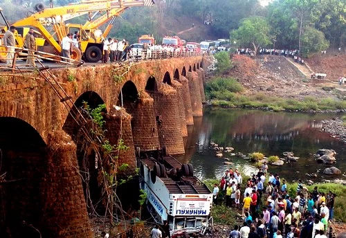 மராட்டியத்தில் பேருந்து கவிழ்ந்து விபத்து: 37 பேர் பலி