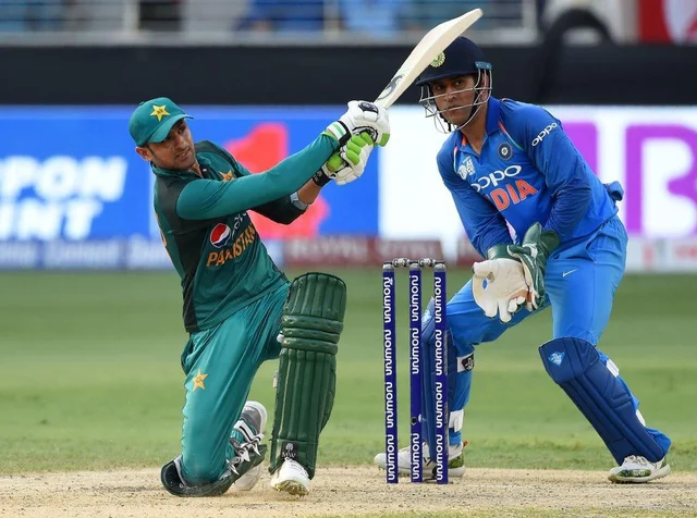 கடைசி ஓவர்களில் நெருக்கடி கொடுத்த இந்தியா! - 237 ரன்களுடன் திருப்திப்பட்டுக் கொண்ட பாகிஸ்தான் #INDvPAK
