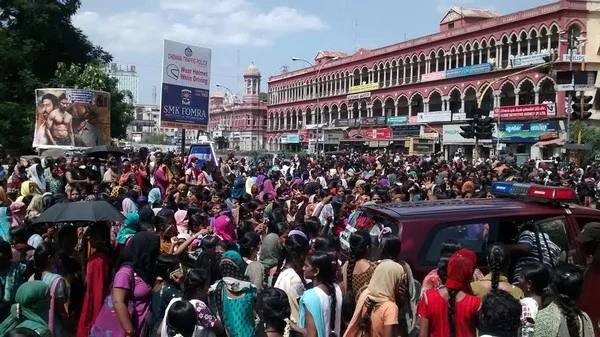 காயிதே மில்லத் கல்லூரி மாணவிகள் திடீர் மறியல்! (படங்கள்)