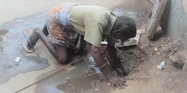 `எப்போது மாறும் இந்த அவலநிலை!’ -கழிவுகளை வெறும் கைகளால் அள்ளும் துப்புரவுத் தொழிலாளர்கள்
