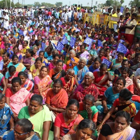 `அடுத்தவேளை சாப்பாட்ட நெனச்சு ஒவ்வொரு நொடியும் எண்ணிட்டு இருக்கோம்!’ - பட்டாசுத் தொழிலாளர்கள் வேதனை
