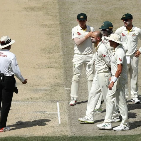 ஹாரிஸ் சோஹைல் முதல் டெஸ்ட் சதம்... பாகிஸ்தான் அசத்தல் ஆட்டம்! #PakVsAus