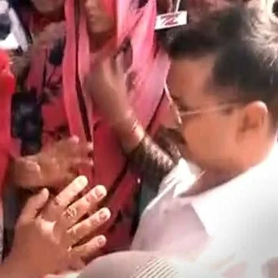 மாட்டிறைச்சி சாப்பிட்டதால் கொலை: குடும்பத்தினரை சந்திக்க கெஜ்ரிவாலுக்கு அனுமதி!