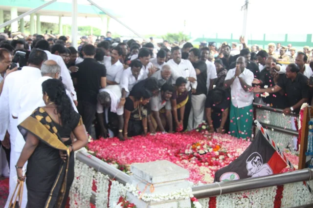 ஜெ. சமாதியில் கறுப்புச் சட்டை அணிந்து கண்ணீர் விட்ட முதல்வர், துணைமுதல்வர்!