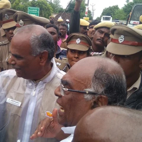 `கெமிக்கல் ஆலையை மூடுங்கள்!’ - கொந்தளிக்கும் காரைக்குடி மக்கள்