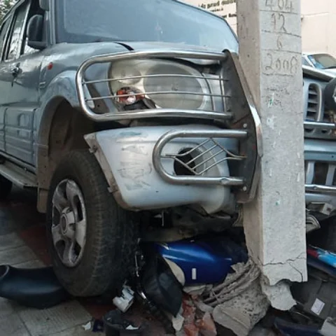 நீண்ட நாள்களாகப் பயன்பாட்டில் இல்லாத காரை இயக்கிய மர்ம நபர் -விபத்தில் சிக்கிய தொழிலாளி படுகாயம்