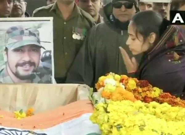 `லவ் யூ; ஜெய்ஹிந்த்’ - இறுதிச் சடங்கில் கதறி அழுத மேஜரின் மனைவி #video