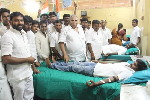 முன்னாள் பிரதமர் ராஜீவ் நினைவிடத்தில் சரப்ஜித் சகோதரி மலரஞ்சலி