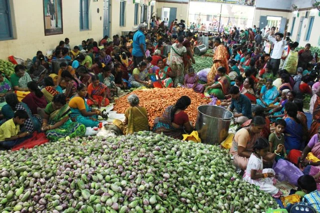 மதநல்லிணக்கத்திற்கு வழிகாட்டும் மதுரை மீனாட்சி திருக்கல்யாண விருந்து!