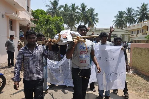 மாணவர்கள் போராட்டம். போலீஸ் அத்துமீறல்!!