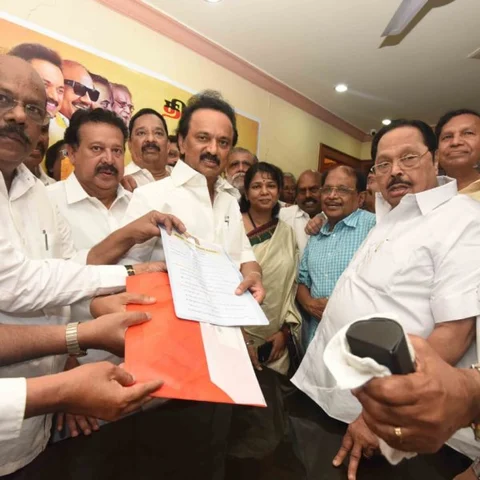 தி.மு.க தலைவர் பதவிக்கு மு.க.ஸ்டாலின் வேட்புமனு தாக்கல்! - 65 மாவட்டச் செயலாளர்கள் முன்மொழிந்தனர்
