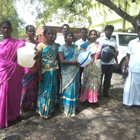 `சம்பாதிக்கிற பணமெல்லாம் தண்ணீர் வாங்கவே செலவாகிடுது!’ - காலிக்குடங்களுடன் கலெக்டரிடம் முறையிட்ட மக்கள்