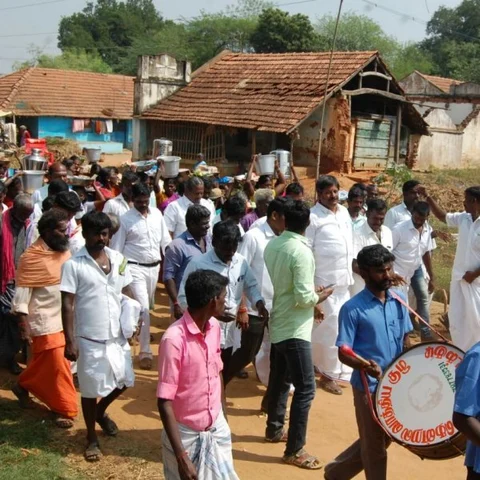 ஆட்டம் பாட்டம் மேளதாளத்துடன் அரசுப் பள்ளிக்கு சீர்வரிசை எடுத்து வந்த எம்எ.ல்.ஏ ! - நெகிழவைத்த கிராம மக்கள்