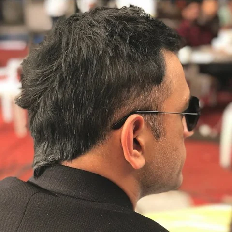 இணையத்தை கலக்கும் தோனியின் புது ஹேர்ஸ்டைல் - யாருடைய ஐடியா இது?