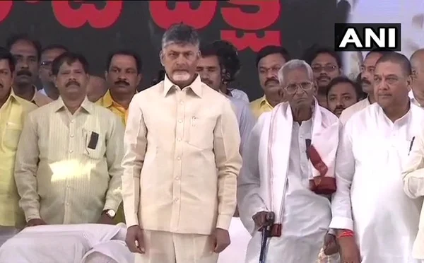 சிறப்பு அந்தஸ்து கோரி உண்ணாவிரதம் தொடங்கினார் சந்திரபாபு நாயுடு..!