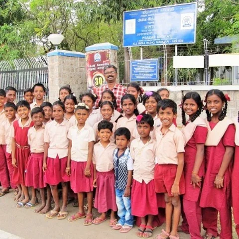 வானொலி பார்த்திடாத மாணவர்களை மகிழ்ச்சிப்படுத்திய அரசு உதவிபெறும் பள்ளி!