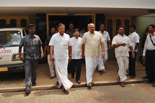 குமரி மாவட்டத்தில் முழு அடைப்பு: 35 பேருந்துகள் உடைப்பு (படங்கள்)