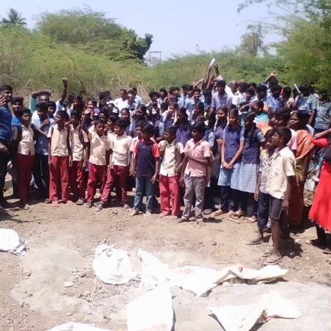 `என்னது, டாஸ்மாக் கடை கட்டுறாங்களா?'- ஆக்ரோஷத்துடன் வந்த மாணவர்களைப் பார்த்து தெறித்து ஓடிய ஊழியர்கள்