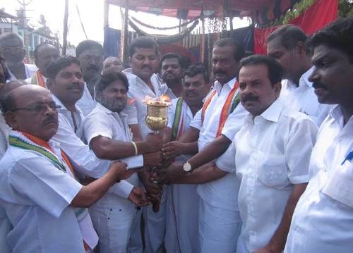 சீட்டுக்காக காங்கிரஸார் போட்டி போட்டு ஜோதி பயணம்