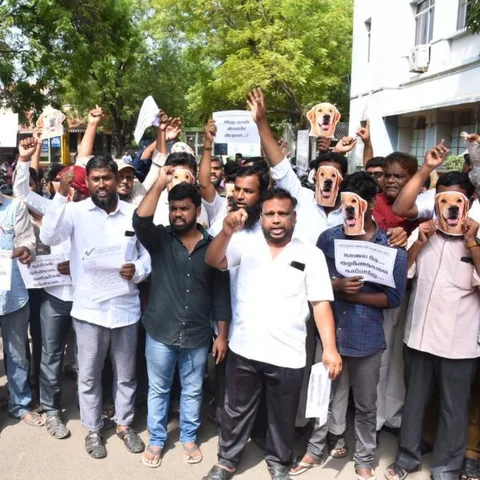 `ஒருபக்கம் பிடிக்கிறாங்க; மறுபக்கம் விட்டுடுறாங்க!’ - நாய் முகமூடியுடன் போராடிய தொண்டர்கள்
