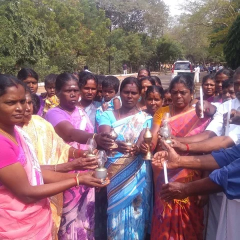 ‘மின்சாரம் இல்லாமல் இருளில் தவிக்கிறோம்!’ - சிம்னி விளக்கு ஏந்தி அனுமந்தக்குடி கிராம மக்கள் போராட்டம்!