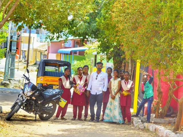 தாம் படித்த பள்ளியின் சேர்க்கைக்காக வீடு வீடாக நோட்டீஸ் கொடுக்கும் பள்ளி மாணவ மாணவிகள்..!