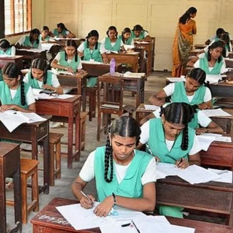 `இப்பத்தான் அரசாணை வருது; நாங்கள் குழம்பிவிட்டோம்!'- மாணவிகள் பேட்டி