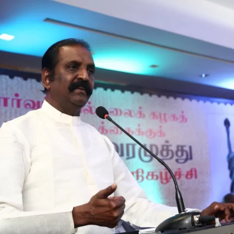 ``ஏழை என்பதால், ஐந்து லட்சம் ரூபாய் மட்டும் கொடுக்கிறேன்" - தமிழ் இருக்கைக்கு நிதியளித்த வைரமுத்து