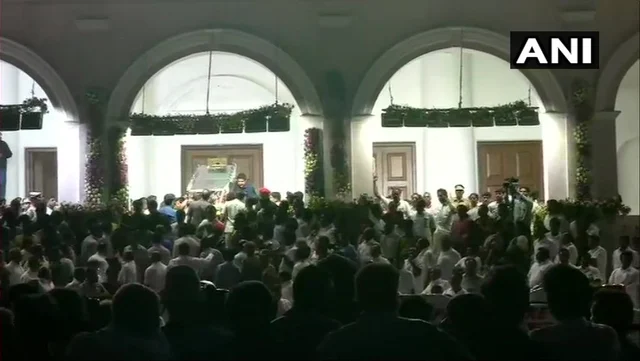 Live update: மெரினாவில் விதைக்கப்பட்டார் கலைஞர்! #Karunanidhi