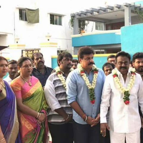 மகன் சண்முகப்பாண்டியனின் ‘மதுர வீரன்’ படப்பிடிப்பைத் தொடங்கிவைத்தார் விஜயகாந்த்!