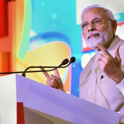 ``99 சதவிகிதப் பொருள்கள் 18% ஜி.எஸ்.டி வரம்புக்குள் வரும்!’’ - பிரதமர் மோடி