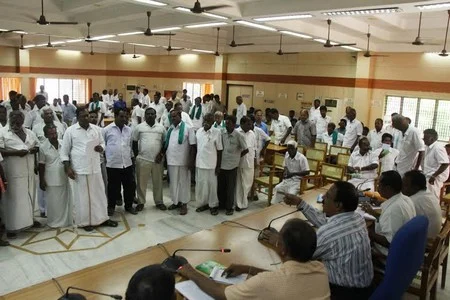 கரும்புக்கான பாக்கி தொகை: ஆட்சியரை முற்றுகையிட்ட விவசாயிகள்!