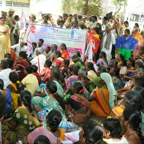 'வீட்டை காலி செய்யுங்கள்'- நோட்டீஸ் அனுப்பிய விஏஓ-க்கு எதிராக கொந்தளித்த மக்கள்