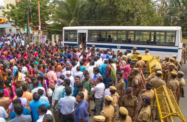 ‘லட்ச ரூபாய் சம்பளம் போதவில்லையா?’ -அரசு ஊழியர்களை கேள்விகேட்ட பூவியாபாரி