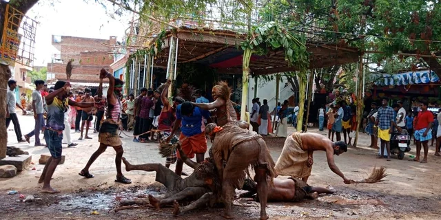 துடைப்பத்தால் அடித்தால் உறவு மேம்படும் - ஆண்டிபட்டியில் நடந்த விநோத திருவிழா